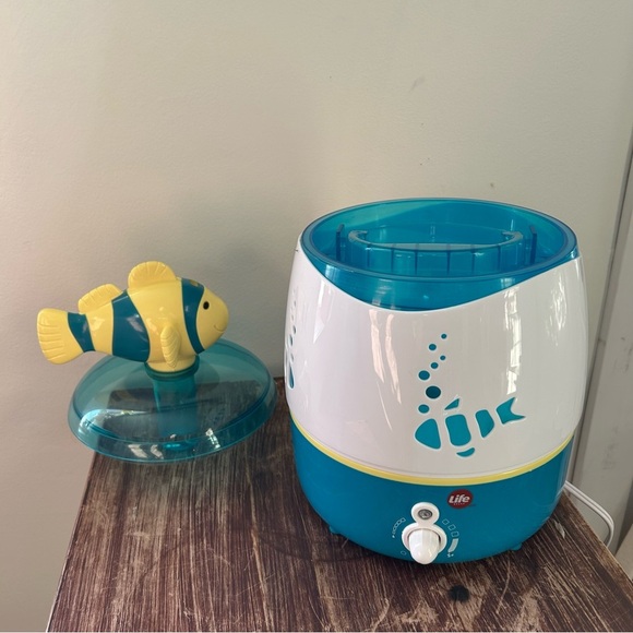 Fish-Themed Blue and Yellow Aquarium Humidifier - Picture 2 of 6